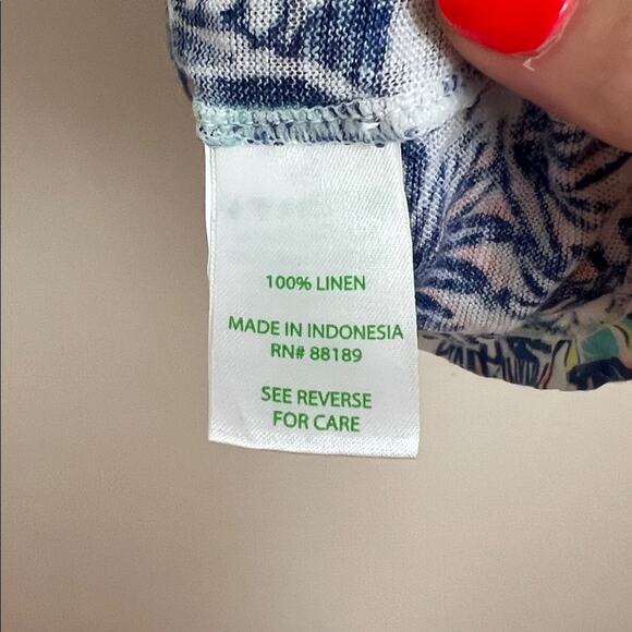 Lilly Pulitzer Hartwell Linen V-Neck Tee Shirt in Tropical Beach - Picture 4 of 6